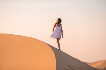 小女孩沙丘沙子沙漠女孩在沙丘沙漠曼联阿拉伯阿联酋航空公司