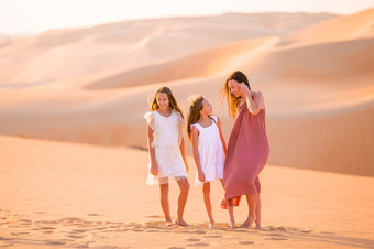 家庭享受的视图自然<strong>沙漠</strong>妈妈。与孩子们美丽的景观<strong>沙漠</strong>人在沙丘摩擦哈利<strong>沙漠</strong>曼联阿拉伯阿联酋航空公司