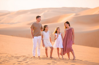 父母和孩子们大沙子沙漠走沙丘人在沙丘摩擦哈利沙漠曼联阿拉伯阿联酋航空公司