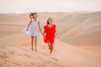 小美丽的女孩沙丘大多数大沙子沙漠的世界日落女孩在沙丘摩擦哈利沙漠曼联阿拉伯阿联酋航空公司