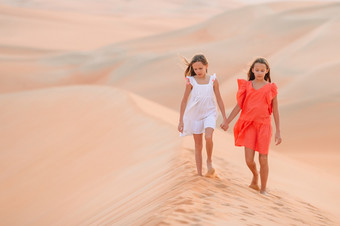小美丽的女孩沙丘大多数大沙子沙漠的世界女孩在沙丘摩擦哈利沙漠曼联阿拉伯阿联酋航空公司