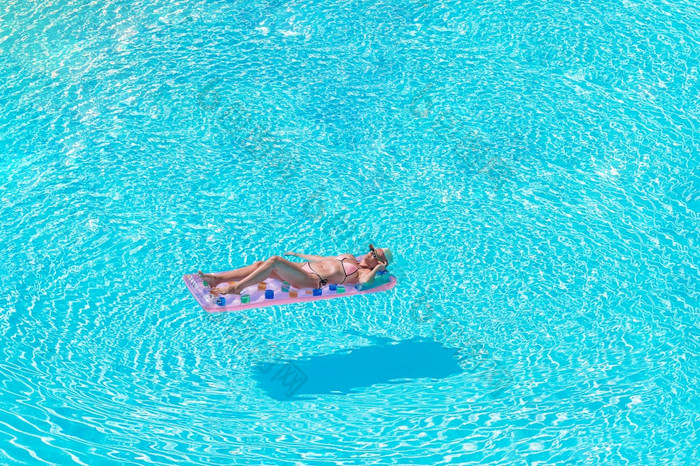 美丽的年轻的女人放松游泳池女孩比基尼户外池奢侈品酒店美丽的年轻的女人放松游泳池