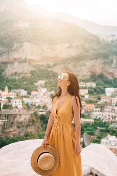 年轻的女人意大利村阿海岸意大利夏天假期意大利年轻的女人positano村的背景阿海岸意大利