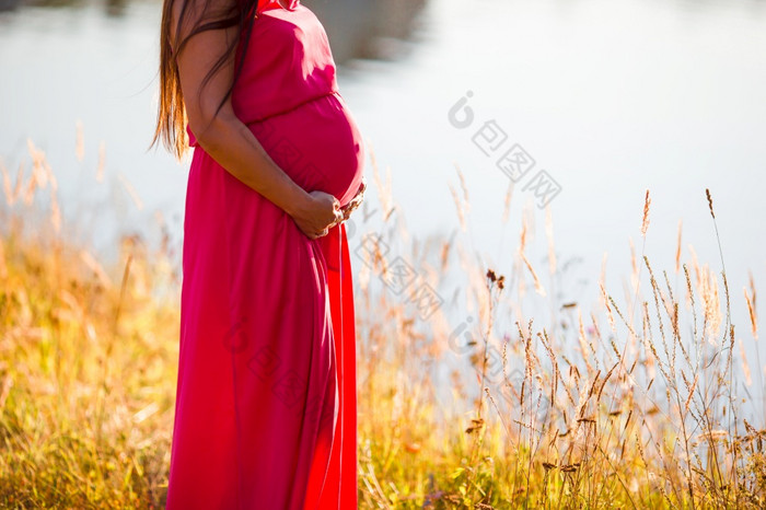 怀孕了女人户外公园温暖的天气怀孕概念怀孕了女人持有肚子特写镜头在阳光明媚的夏天背景怀孕了女人户外公园温暖的天气