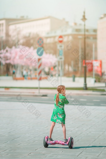 可爱的小女孩骑电踏板车个人生态运输gyroscooter聪明的平衡轮受欢迎的现代运输快乐孩子使用受欢迎的电运输自动平衡陀螺踏板车