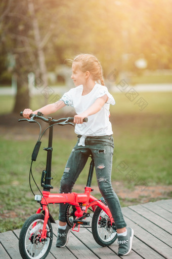 小女孩骑自行车<strong>美丽</strong>的<strong>夏天</strong>一天在户外的公园可爱的女孩骑自行车<strong>美丽</strong>的<strong>夏天</strong>一天在户外