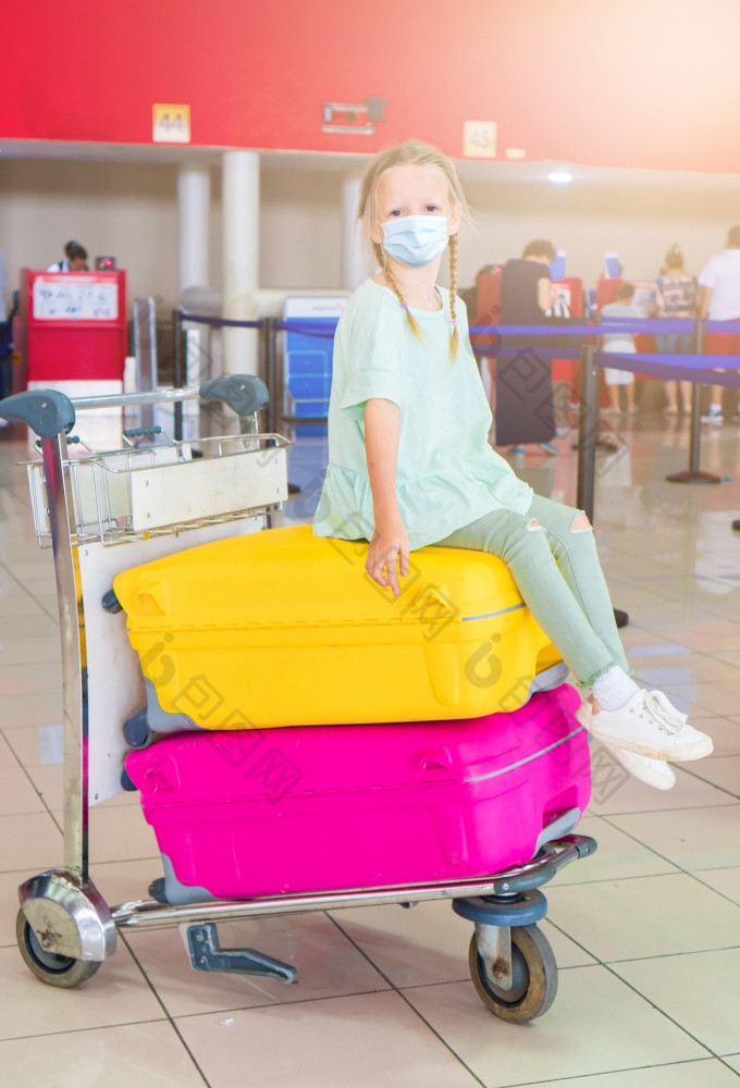小可爱的孩子与外科手术面具脸保护国际机场小孩子机场等待为登机