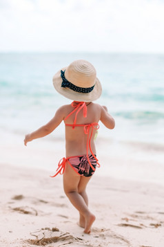 可爱的婴儿他的海滩可爱的小女孩有有趣的热带海滩在假期