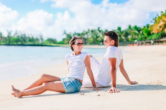 家庭假期年轻的夫妇享受海滩假期年轻的夫妇白色海滩在夏天假期