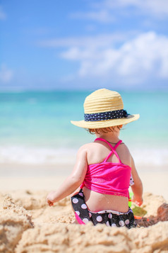 小可爱的女孩的海滩使沙塔小女孩热带白色海滩使沙子城堡