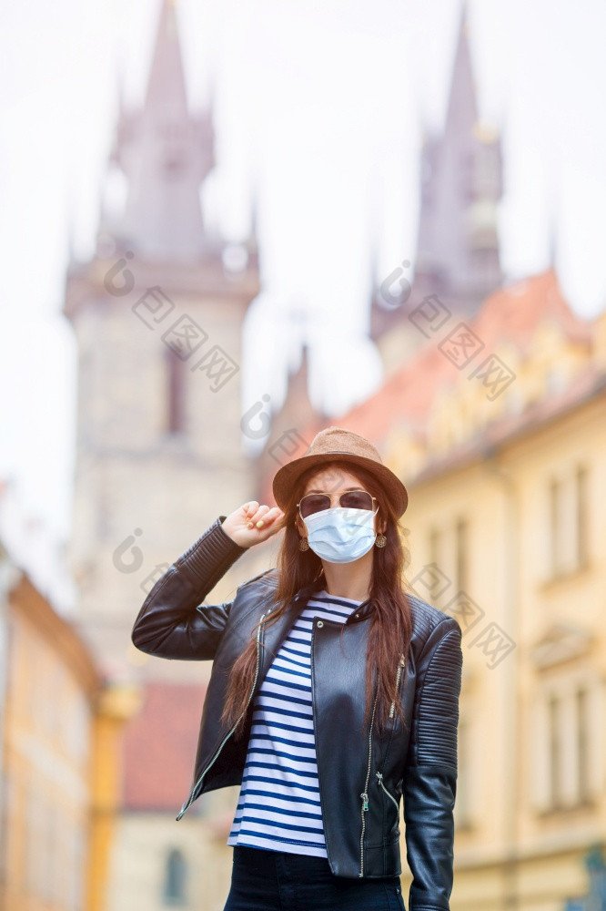 快乐年轻的女人穿面具为防止病毒欧洲城市的著名的桥布拉格捷克共和国高加索人旅游走沿着的空街道欧洲快乐年轻的城市女人欧洲城市的著名的桥布拉格捷克共和国高加索人旅游走沿着的空街道欧洲