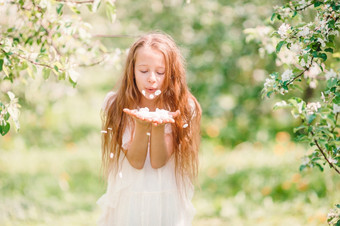 肖像美丽的小女孩盛开的苹果树花园春天一天可爱的小女孩盛开的苹果花园美丽的春天一天