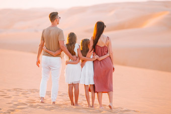 家庭四个沙丘摩擦哈利沙漠曼联阿拉伯阿联酋航空公司父母和孩子们假期沙丘人在沙丘摩擦哈利沙漠曼联阿拉伯阿联酋航空公司