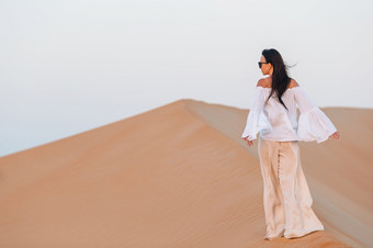 美丽的女人沙丘的大多数大沙漠阿联酋航空公司女孩在沙丘摩擦哈利沙漠曼联阿拉伯阿联酋航空公司