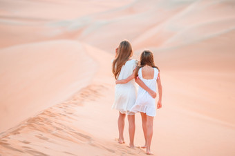 小美丽的女孩沙丘大多数大沙子沙漠的世界女孩在沙丘大沙漠阿联酋航空公司