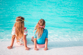 可爱的小女孩玩户外游泳池有有趣的和溅可爱的小女孩玩户外游泳池假期