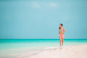 适合年轻的女人的热带海滩运动服装适合年轻的女人做练习热带白色海滩她的运动服装