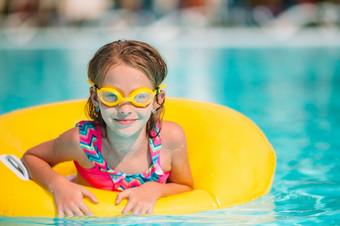 肖像小女孩游泳户外游泳池和享受夏天假期可爱的小女孩游泳户外游泳池