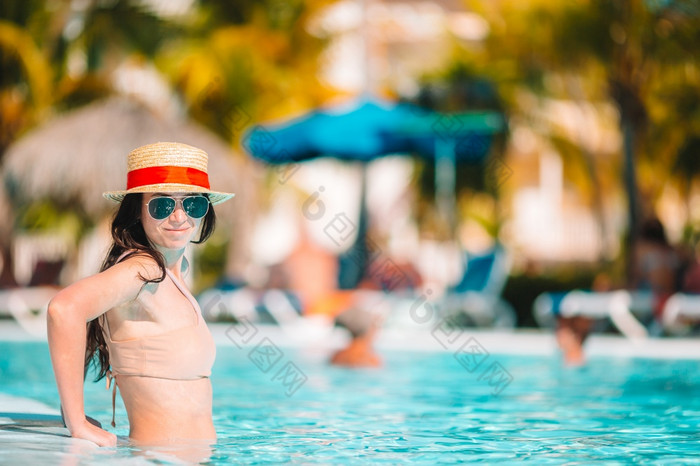美丽的年轻的女人放松游泳池女孩比基尼户外池奢侈品酒店美丽的年轻的女人放松游泳池