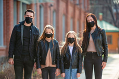 人穿保护医疗面具为防止病毒新冠病毒家庭保护自己对冠状病毒和抓手家庭穿面具保护对冠状病毒和抓手