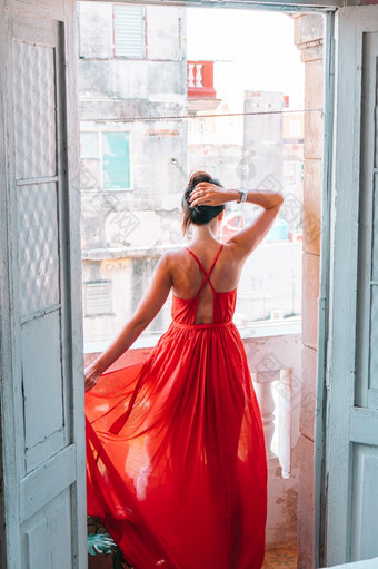 年轻的美丽的女人红色的衣服老<strong>阳台</strong>公寓哈瓦那古巴年轻的有吸引力的女人红色的衣服老<strong>阳台</strong>公寓哈瓦那