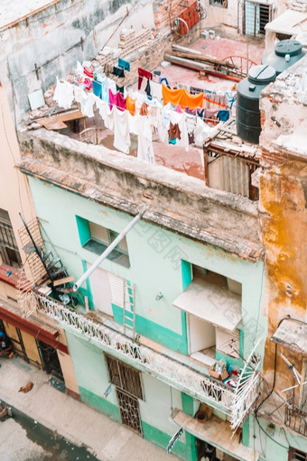 真实的视图的街老哈瓦那与老建筑真实的视图街老哈瓦那与老建筑和汽车