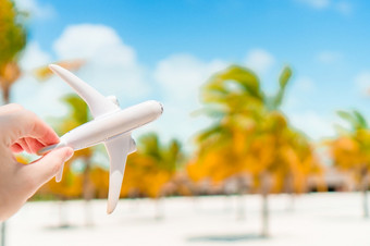 小白色微型飞机背景异国情调的海滩和棕榈树小白色玩具飞机背景绿松石海