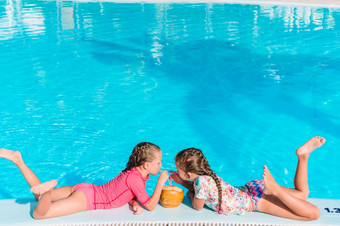 可爱的小女孩户外游泳池可爱的小女孩玩户外游泳池假期