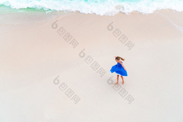 可爱的小女孩热带海滩假期可爱的小女孩有有趣的热带海滩在假期