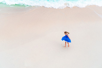可爱的小女孩热带海滩假期可爱的小女孩有有趣的热带海滩在假期