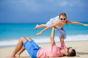 快乐父亲和他的可爱的小女儿白色桑迪海滩<strong>有有</strong>趣的小女孩和快乐爸爸<strong>有有</strong>趣的在海滩假期