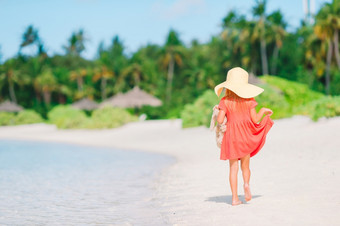 小孩子他的海滩在夏天假期可爱的小女孩他海滩在夏天假期