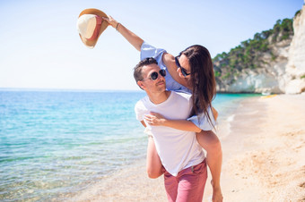 肖像夫妇白色海滩快乐家庭享受他们的度蜜月的海滨图片快乐夫妇太阳镜的海滩