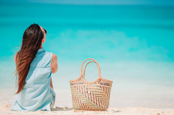 回来视图女孩享受海滩假期女人铺设的海滩享受夏天假期看的海