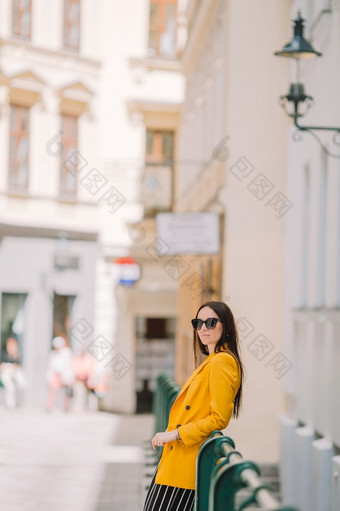 快乐年轻的女人走老街道旅行旅<strong>游</strong>女人维也纳在户外在假期<strong>欧洲</strong>年轻的女人维也纳在户外在假期<strong>欧洲</strong>