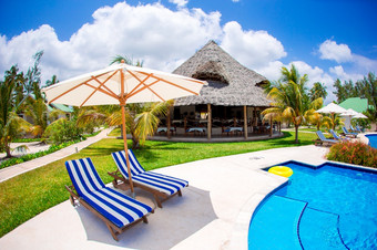 海滩<strong>休息室</strong>椅子美丽的热带奢侈品度假胜地白色<strong>休息室</strong>椅子美丽的热带海滩马尔代夫