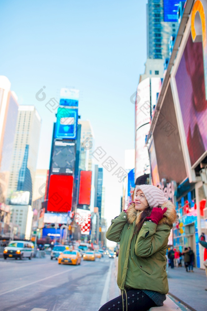 新纽约城市女人次广场旅游年轻的快乐女人参观曼哈顿新纽约城市新纽约美国美丽的年轻的快乐微笑女孩曼哈顿新纽约城市新纽约美国