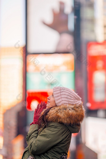 美丽的年轻的快乐女人曼哈顿次<strong>广场</strong>新纽约<strong>城市</strong>新纽约<strong>城市</strong>女人次<strong>广场</strong>旅游年轻的快乐女人参观曼哈顿新纽约<strong>城市</strong>新纽约美国