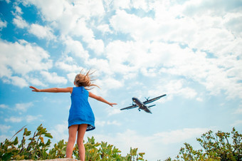 快乐小女孩享受视图飞机的天空快乐女孩衣服女孩享受天空视图