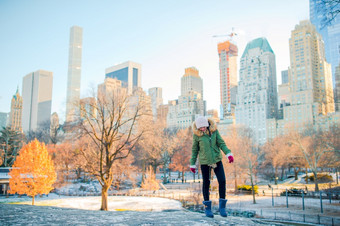 女人冬天享受的视图溜冰场中央公园和摩天大楼曼哈顿新<strong>纽约城</strong>市可爱的女孩中央公园新<strong>纽约城</strong>市