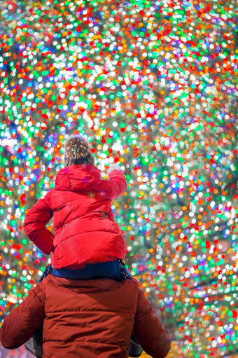 家庭父亲和孩子的背景的圣诞节树新纽约美丽的圣诞节树洛克菲勒中心快乐女孩与爸爸的背景的洛克菲勒圣诞节树新纽约