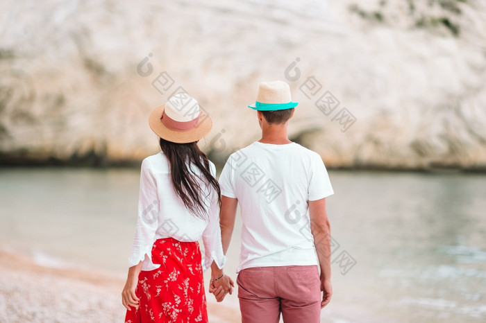 回来视图夫妇白色海滩快乐家庭享受他们的度蜜月的海滨图片快乐夫妇太阳镜的海滩