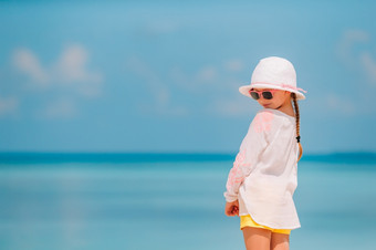 小孩子他的海滩在夏天假期可爱的小女孩他海滩在夏天假期