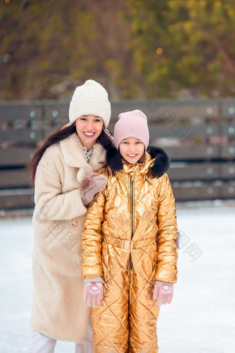 小可爱的<strong>女孩</strong>与她的妈妈。<strong>滑冰</strong>溜冰场家庭<strong>冬天</strong>有趣的小可爱的<strong>女孩</strong>与她的妈妈。<strong>滑冰</strong>溜冰场