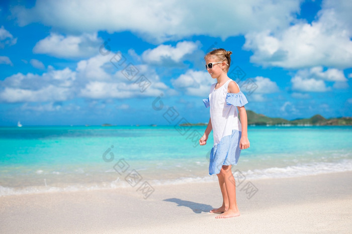 美丽的小女孩衣服和他海滩有有趣的可爱的女孩享受夏天假期可爱的小女孩海滩在加勒比假期