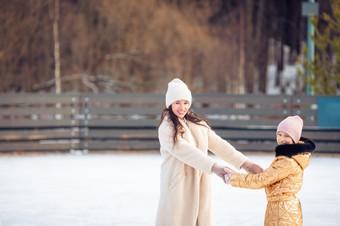 小可爱的<strong>女孩</strong>与她的妈妈。<strong>滑冰</strong>溜冰场家庭<strong>冬天</strong>有趣的小可爱的<strong>女孩</strong>与她的妈妈。<strong>滑冰</strong>溜冰场