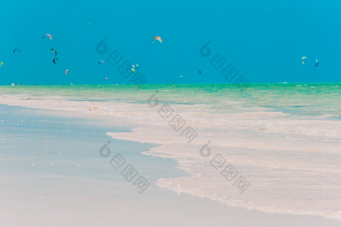 田园热带海滩与白色沙子绿松石海洋水和蓝色的天空田园热带海滩与白色沙子绿松石海洋水和美丽的色彩斑斓的天空