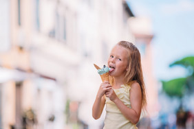 的小女孩吃冰淇淋在户外夏天的孩子享受真正的意大利意式冰激凌的小女孩吃冰淇淋在户外夏天