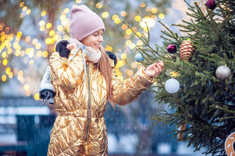 小女孩会滑冰冬天雪一天在户外可爱的小孩子女孩会滑冰在户外