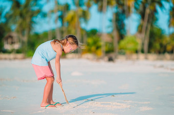 小女孩热带海滩玩与沙子小女孩热带白色海滩使沙子城堡